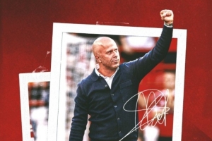 利物浦为斯洛特庆祝47岁生日，他率队61战42胜并拿到英超冠军